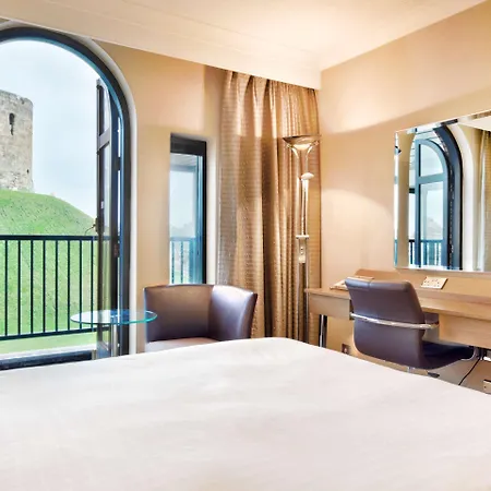 Hilton מלון 4*